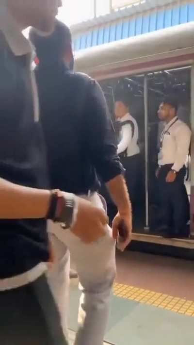 Short Govt employee was challenged by a tall passenger