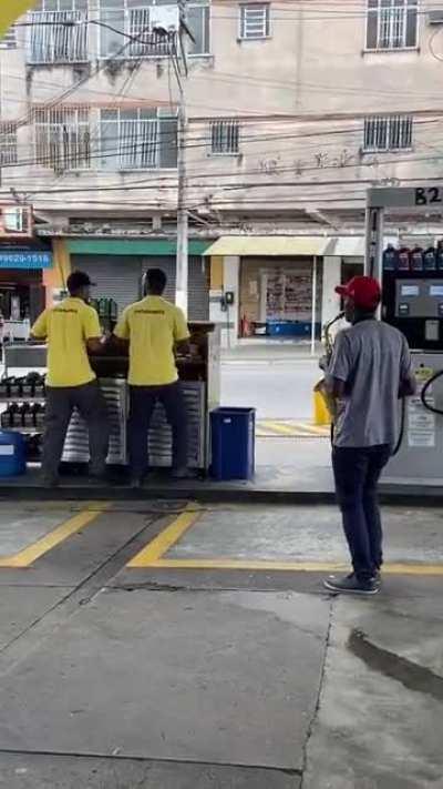 Dire Straits no sax com remix de funk só no Rio