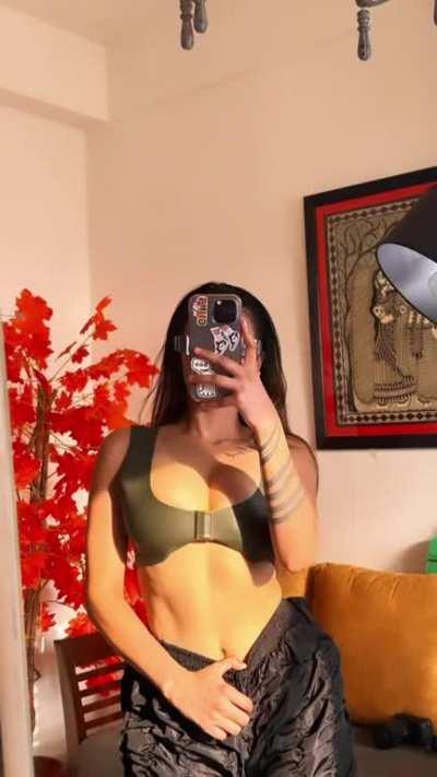 Shambhavi with her massive jugs and deep navel💦