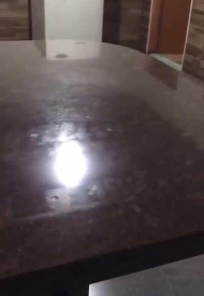 Nem fudendo que fizeram uma mesa de uma lapide