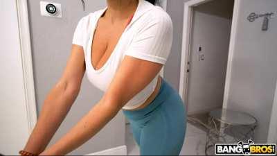 Maid equipped with a big ass and big tits.