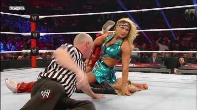 Kelly Kelly gets flattened by the Glam Slam