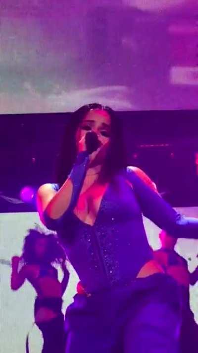 Becky performing at the 2022 iHeart Radio Fiesta in Miami