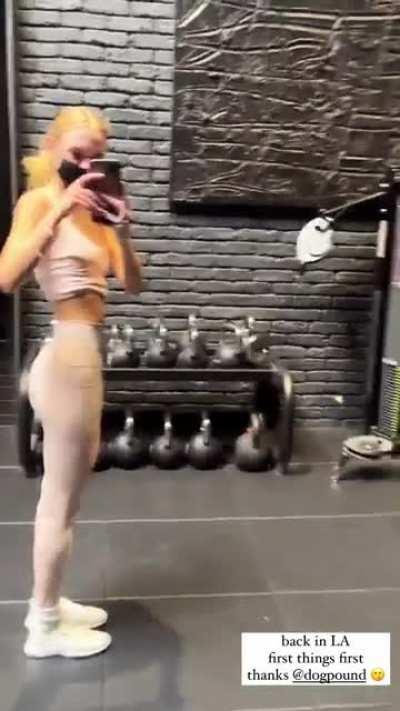 first things first: showing us her beautiful body