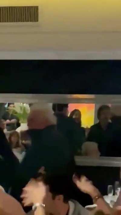 Así lo rajaron a Ginés de un restaurante en Puerto Madero hoy. (el video no es mío)