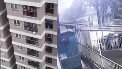 When a baby falls from the 12nd floor, this guy rushes to the scene and catches her, saving her life [Vietnam]