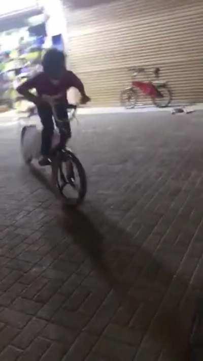 É só um menino brincando com sua bike… pera aí… o que??????