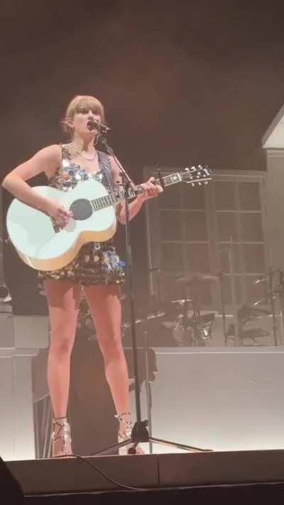 Taylor's entrance and full performance at The 1975 show!