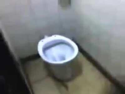 aca esta el inodoro que habla 😳