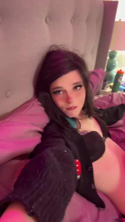 I love sucking my GOONBUDS gock while my bf eats my ass 🤤