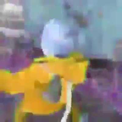 Those headphones lookin kinda sus tho 😏