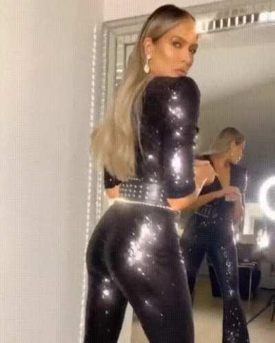 Kelly Kelly shaking her slutty ass