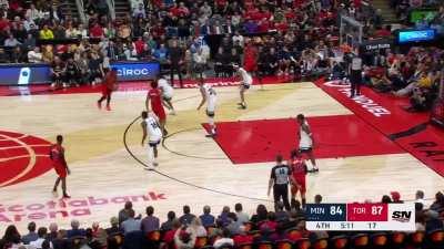 [Highlight] Scottie Barnes gets his 5th blocked shot, Dennis Schröder saves the ball from going out of bounds and assists Pascal Siakam for a 3-pointer.