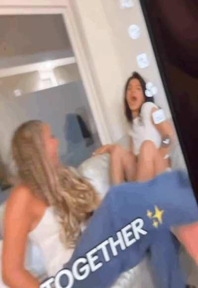 Her friend jerking next to her 🤤