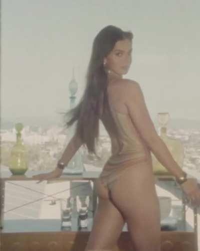 Hailee Steinfeld giving us a look at her tight ass