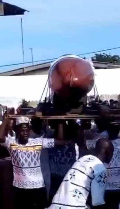 Женщина с 10 личинками от 10 разных членов, похоронена в деревянном члене. Иронично