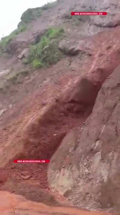 Motorcyclist dragged by a landslide in Colombia