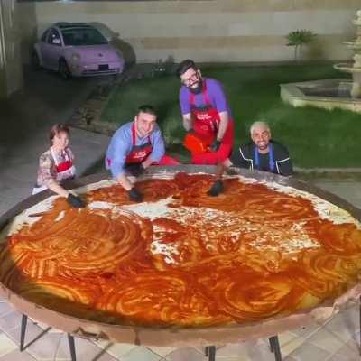 Cznburak making a pizza