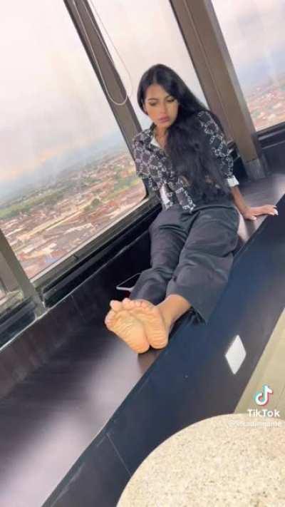 Scrunching up her soles. Long video