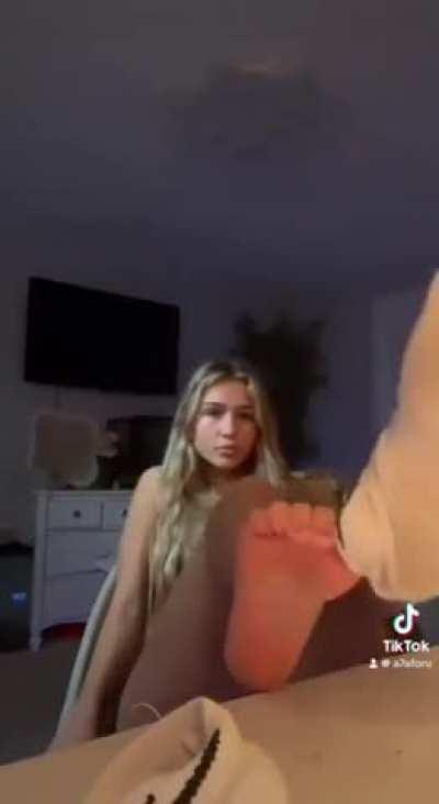 Blondes always got pretty feet 