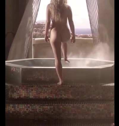 Emilia Clarke has an absolute wagon