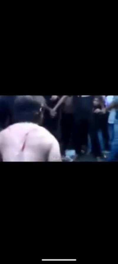 guy slicing up his own back with a macheta! brutal