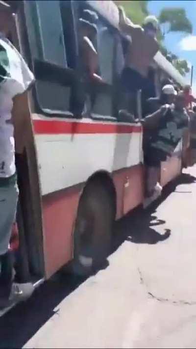 La barra de Laferrere llegó al estadio mostrando sus armas