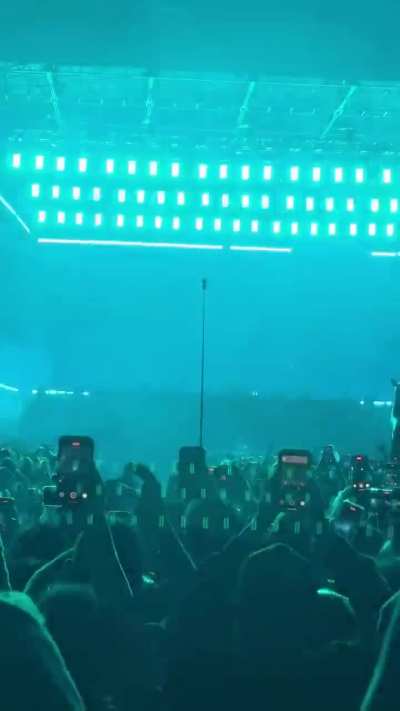Eric Prydz dropping “Opus” right at midnight for the New Year balldrop at Proper NYE (🎥: @dancingastro on Twitter) 