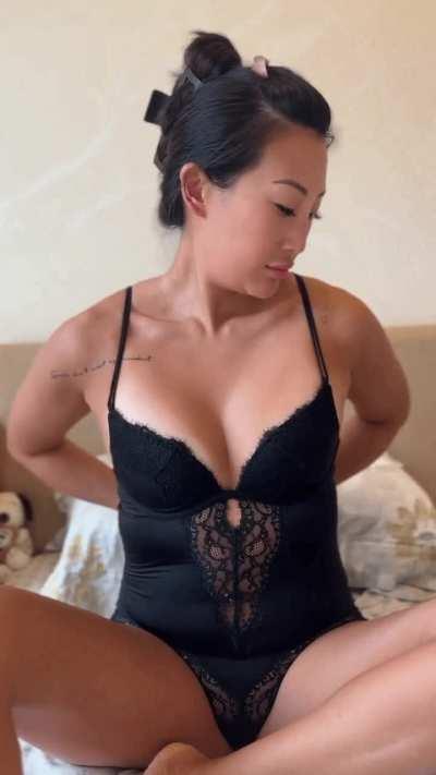 Comment a 🥵 if you’d kiss my pussy lips