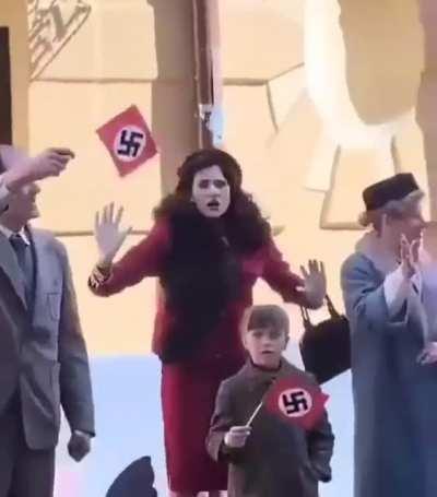 Very credible footage from the russian media showing people greeting the Ukrainian troops in Kherson.