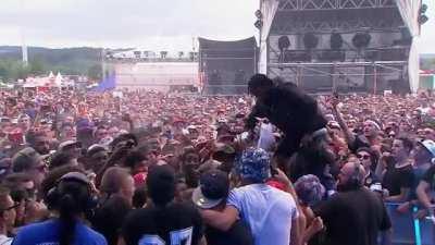 Travis Scott crowdsurfs, then as a kid ''allegedly'' tried to get his shoe, he stops the show, attacks the kid, spits on him and incites all the fans to beat him up