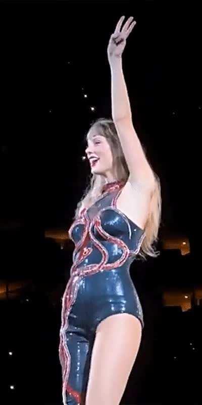 Hands down the best gif of this outfit