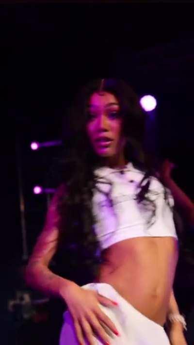 coi hittin tha splits😩😩😩