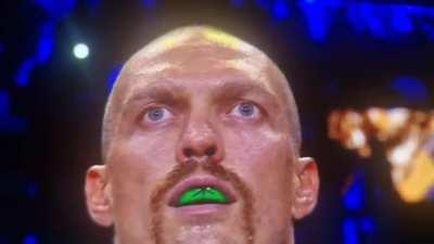 Oleksandr Usyk singing Ukrainian national anthem. 🇺🇦