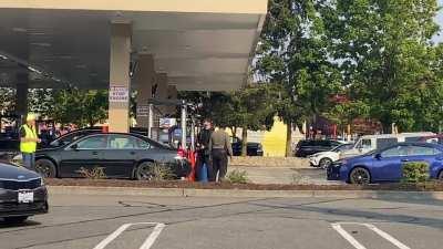 Someone cut in line and the guy pulled out his gun. ⛽️