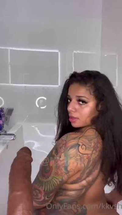 Kkvsh in the tub 🤭🤭