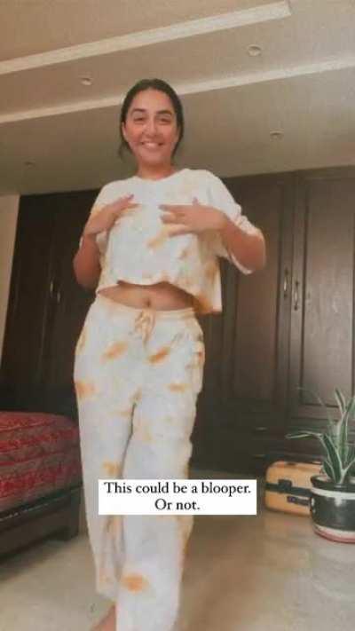 MostlySlut showing her navel and probably glimpse of tits. I miss jerking to her sweaty workouts and huge butt. [Prajakta Koli]