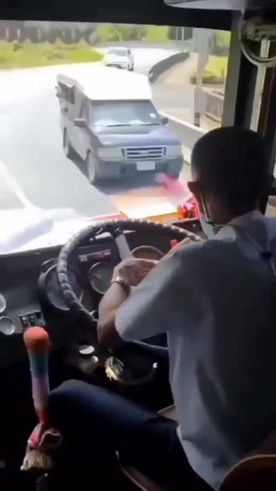 Um lúcido enrolando a bufa enquanto drive 