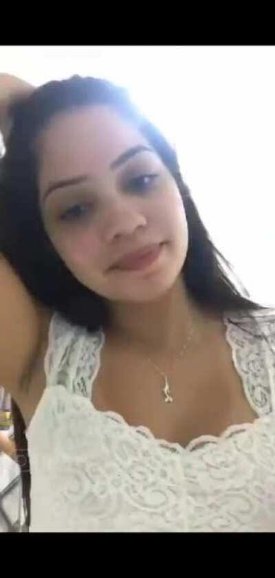 Mc henny pagando peitinho