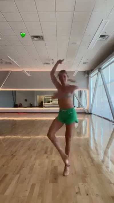 Beautiful pirouette by Brynn Rumfallo²² 💚