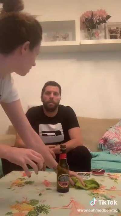 Yo y los panas cuando una mujer nos tira la cerveza