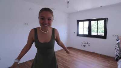 Julia Beautx im süßen Kleidchen…Quelle in den Kommentaren