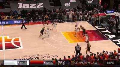 [Highlight] Joe Ingles uses every inch of the glass to get his layup to go in