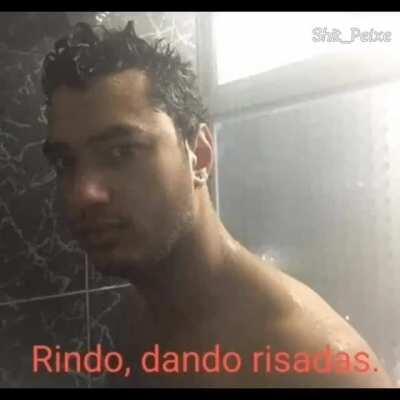 Rindo, dando risadas.