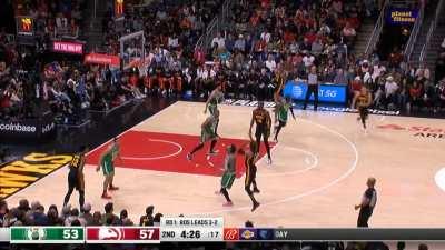 [Highlight] Trae Young crazy off-balance 3-pointer