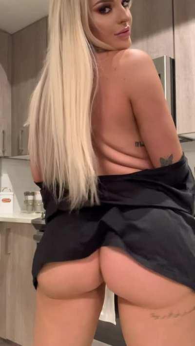 Do You Like This Blonde ? ( Her Free Album In Comment )