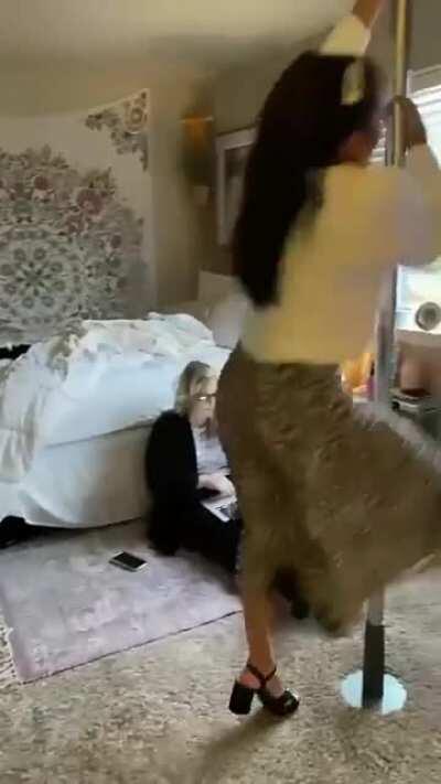 Pole dancer fallerer