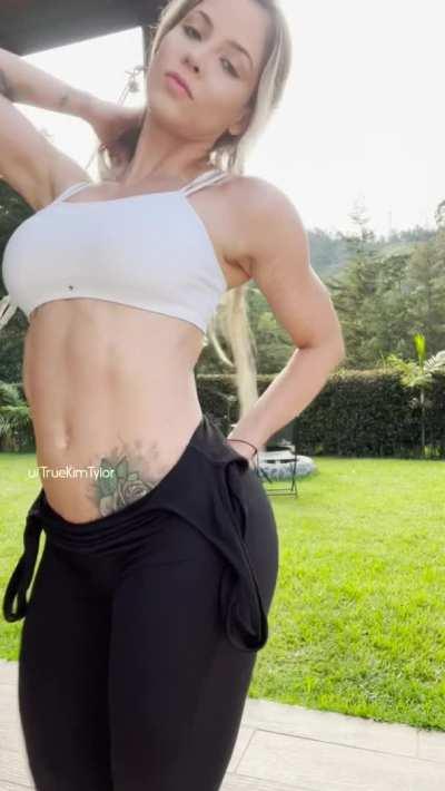 I love the looks I get at the gym with this outfit.... so I thought to come here and show you how it looks twerking for you... good idea don't you think?