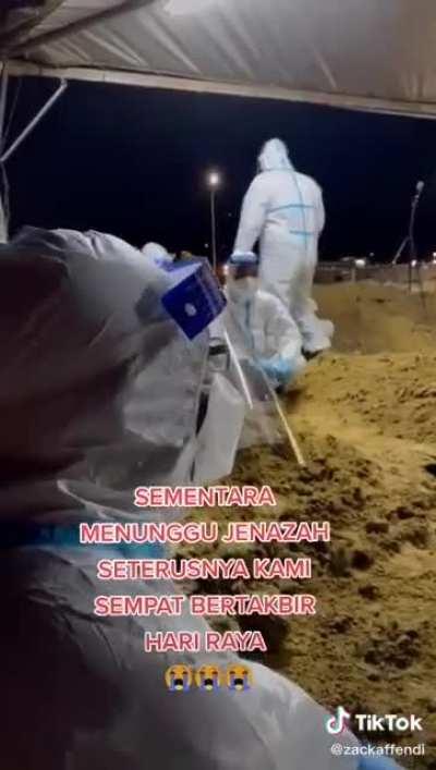 While waiting to bury the next batch of Covid deceased patients, Malaysian health workers in PPEs recite takbir to welcome Eid-ul Adha. Please pray for us all.