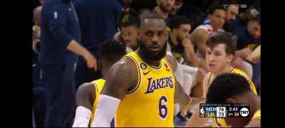 [Highlight] Lebron hits two free throws to cut the lead to 2. Anthony Davis is invisible